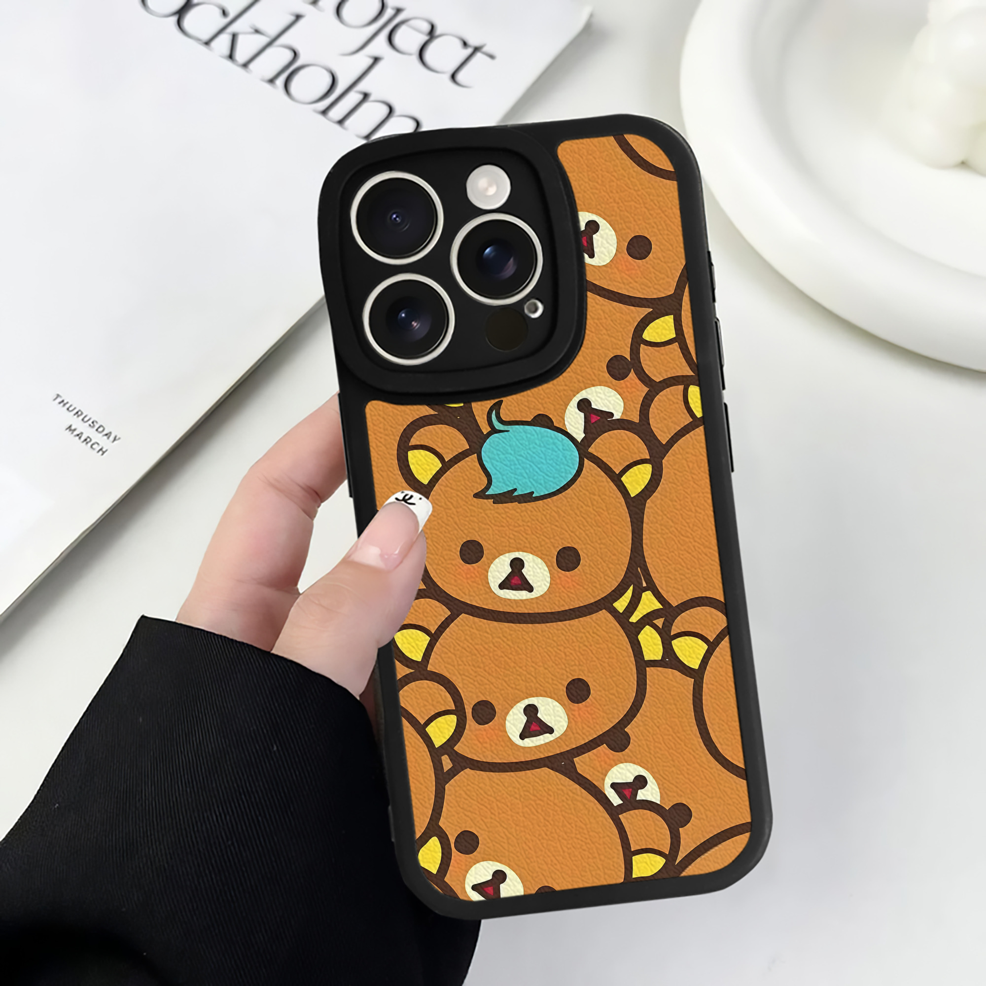 （画像用） リラックマ リラックマ キイロイトリ Rilakkuma Korilakkuma Kiiroitori 【iPhone 16シリーズ対応】シリコンスマホケース（レザー調） 材質：シリコン